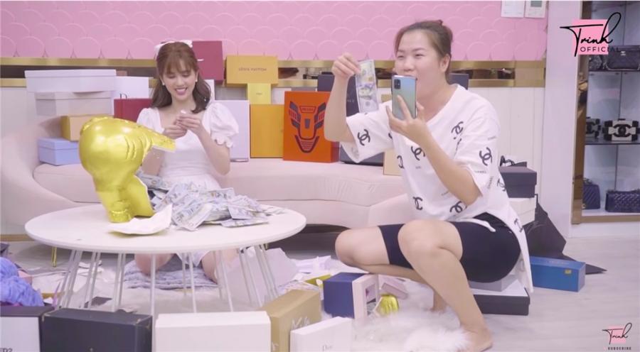 Lý Nhã Kỳ, Ngọc Trinh lộ tài sản khủng chỉ qua 1 câu nói-4