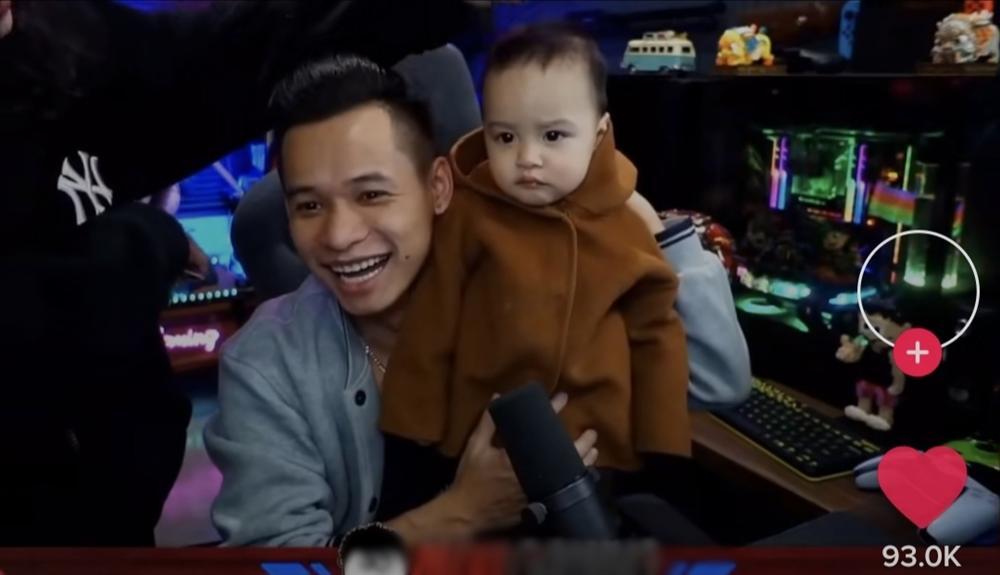 Fan cười bò với loạt biểu cảm hài hước của bố con nhà Độ Mixi-11