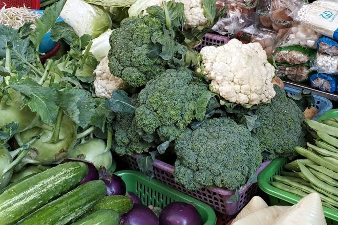 Rau xanh đúng là càng gần Tết giá càng đắt nhưng rau xanh không bảo quản được lâu, vì thế rau xanh không nằm trong danh sách các mặt hàng cần mua sớm.