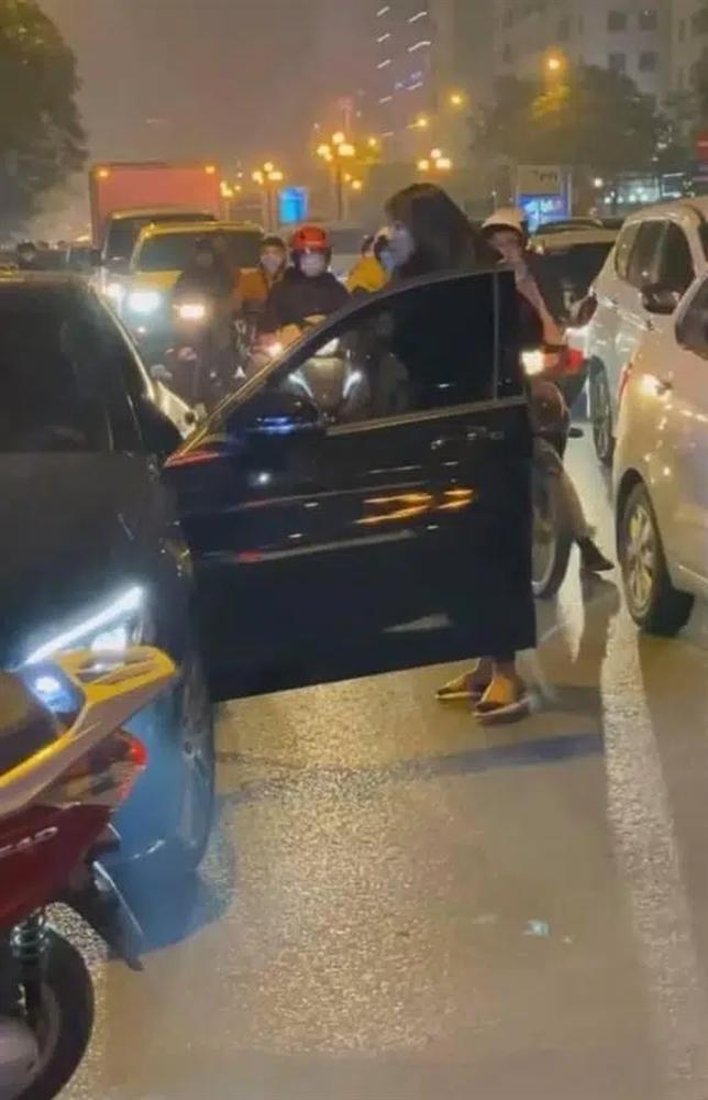Vừa lên tiếng đã bị nói dại, chị vợ chặn xe Mẹc đánh ghen tiết lộ chuyện mẹ chồng-2