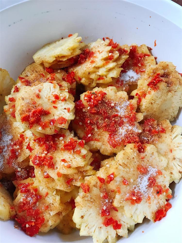 Tết này học 9X làm dứa sấy muối ớt lạ miệng, đảm bảo cả nhà vừa ăn đã mê-3