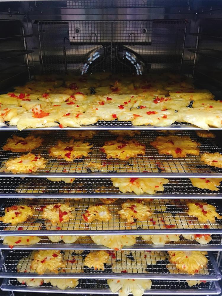 Tết này học 9X làm dứa sấy muối ớt lạ miệng, đảm bảo cả nhà vừa ăn đã mê-4