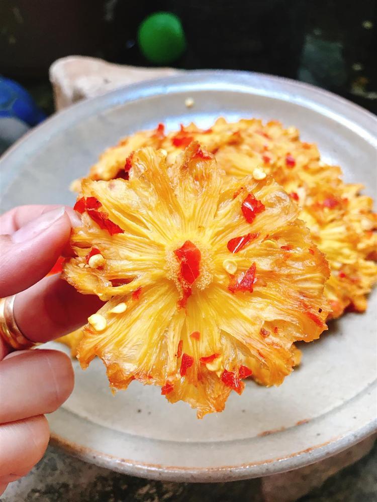 Tết này học 9X làm dứa sấy muối ớt lạ miệng, đảm bảo cả nhà vừa ăn đã mê-5