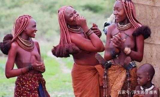 Nơi phụ nữ từ chối mặc quần áo, suốt đời bôi bùn đỏ, đàn ông khó sống qua tuổi 15-4