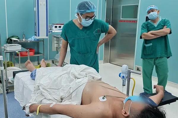 Cắt bao quy đầu, thanh niên suýt mất cả dương vật-2