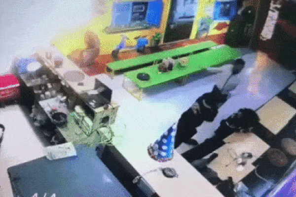 Clip: Ngồi trong ô tô nghe điện thoại vẫn bị 3 xe máy dàn cảnh cướp và màn truy đuổi nghẹt thở-2