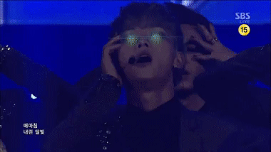 Cười sặc nước 5 cú fail thế kỷ do hiệu ứng sân khấu quá đà-4