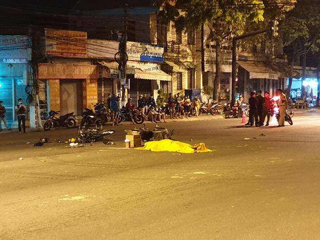 Vượt đèn đỏ, xe máy đâm 2 người tử vong, 3 người thương nặng-2