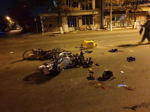 Vượt đèn đỏ, xe máy đâm 2 người tử vong, 3 người thương nặng-1