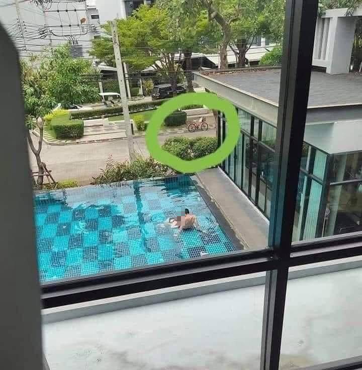 Bức ảnh gây bão khi vô tình ghi lại hành động lạ cặp đôi ở hồ bơi-1