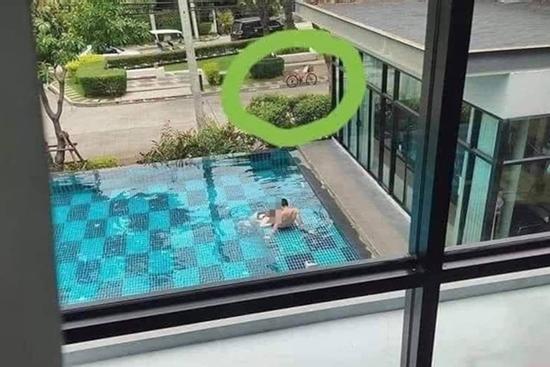 Bức ảnh gây bão khi vô tình ghi lại 'hành động lạ' cặp đôi ở hồ bơi