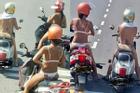 3 cô gái khiến dân tình sôi máu, diện bikini lọt khe chạy xe ầm ầm trên phố