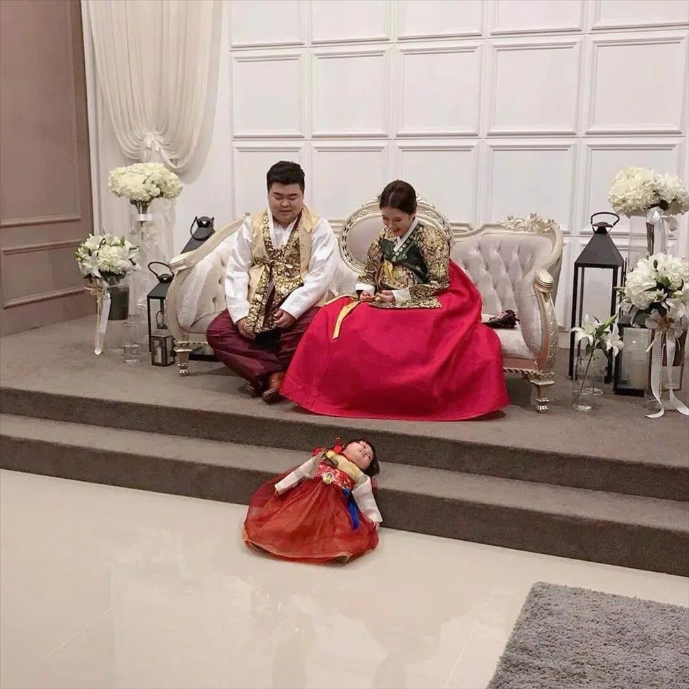 Danh tính không phải dạng vừa bé gái thích ăn vạ khi chụp ảnh cùng bố mẹ-1