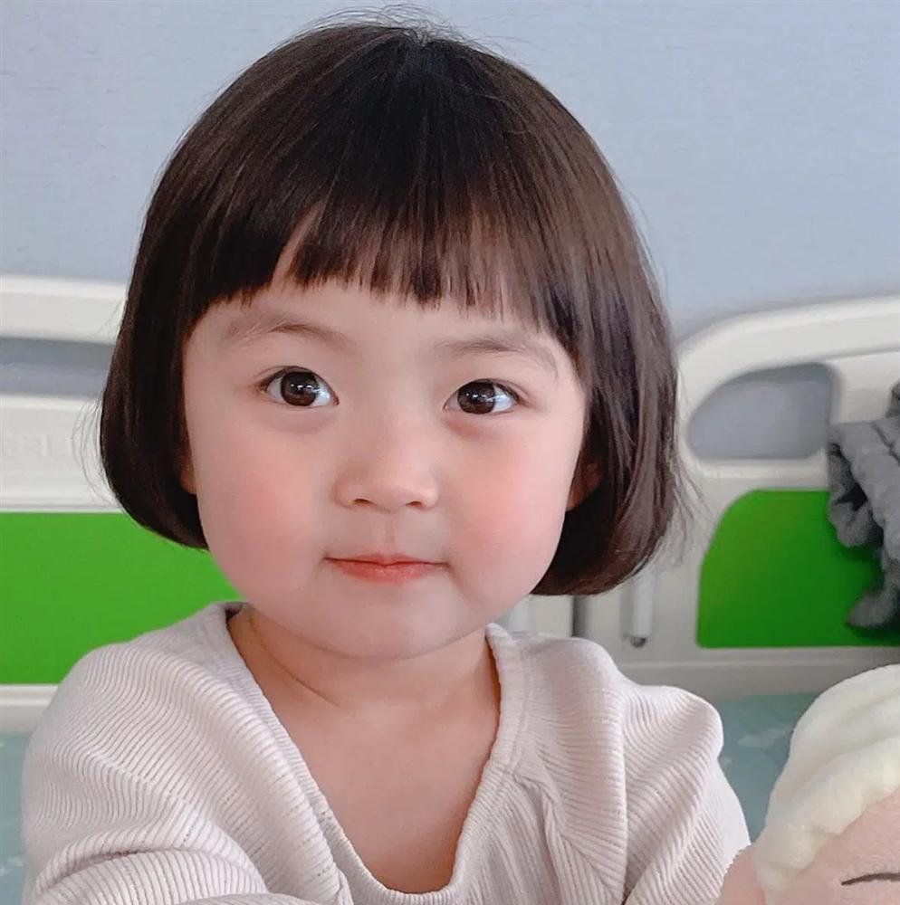 Danh tính không phải dạng vừa bé gái thích ăn vạ khi chụp ảnh cùng bố mẹ-3