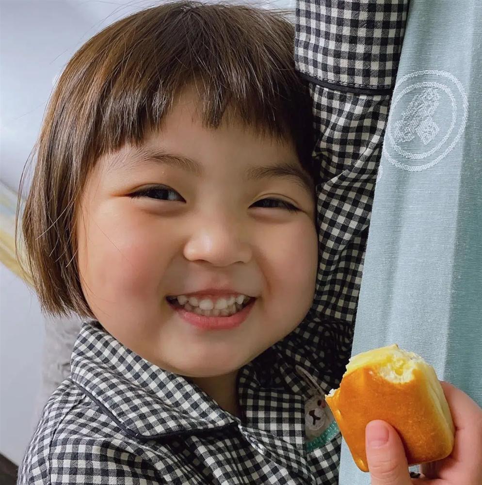 Danh tính không phải dạng vừa bé gái thích ăn vạ khi chụp ảnh cùng bố mẹ-4