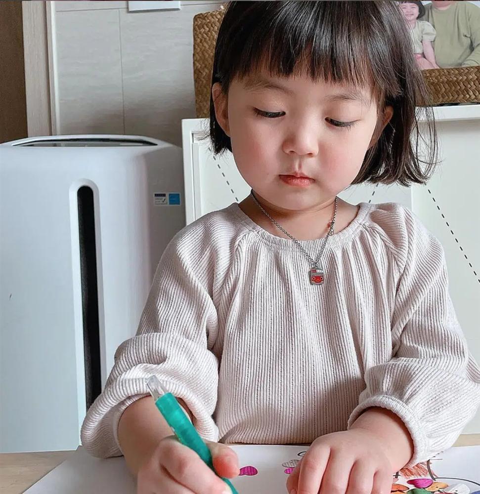 Danh tính không phải dạng vừa bé gái thích ăn vạ khi chụp ảnh cùng bố mẹ-6