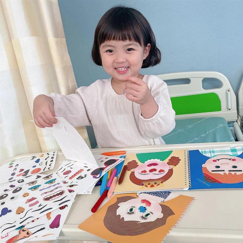 Danh tính không phải dạng vừa bé gái thích ăn vạ khi chụp ảnh cùng bố mẹ-7