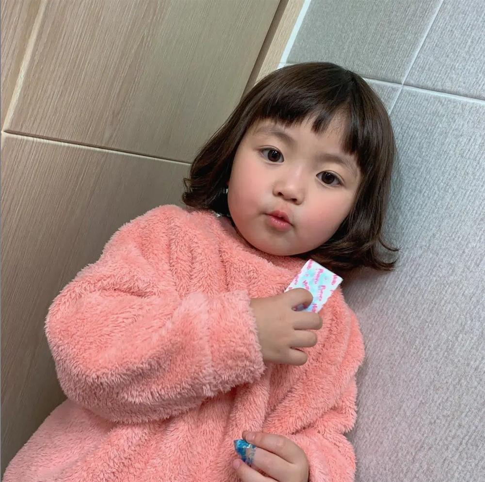 Danh tính không phải dạng vừa bé gái thích ăn vạ khi chụp ảnh cùng bố mẹ-8