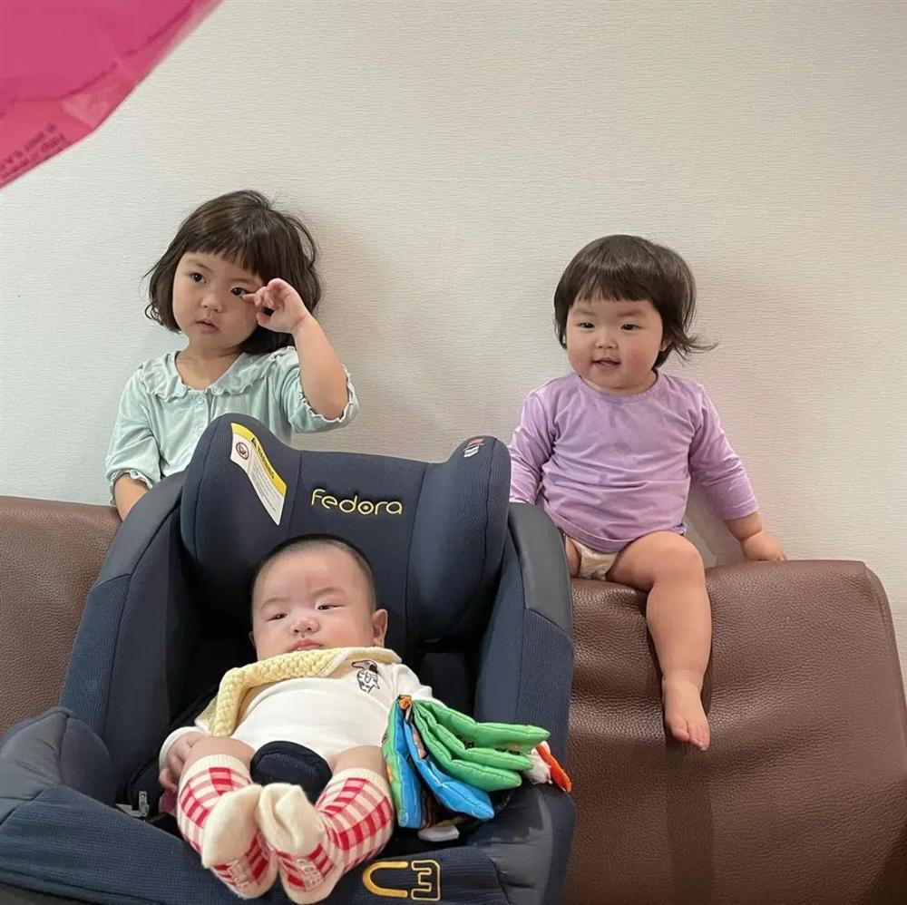 Danh tính không phải dạng vừa bé gái thích ăn vạ khi chụp ảnh cùng bố mẹ-9