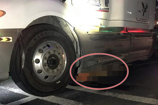 Vụ container kéo lê nạn nhân 60 km: Cả tài xế và vợ ngồi trên xe đều khẳng định... không biết gì