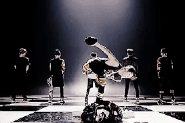 Vũ đạo nguy hiểm của BTS khiến cả người xem lẫn người làm đều run cầm cập