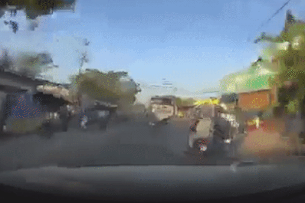 Clip: Ngồi trong ô tô nghe điện thoại vẫn bị 3 xe máy dàn cảnh cướp và màn truy đuổi nghẹt thở