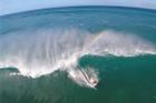 Lướt ván giữa những cơn sóng cao hơn 12 m ở Hawaii