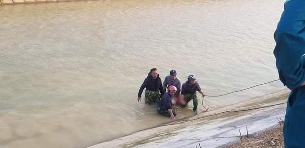 Bé trai lớp 3 ở Nghệ An đuối nước vì lấy dép cho chị: Vết cào níu kéo sự sống-1