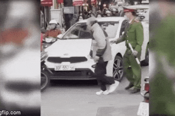 Clip: Mặc ô tô bấm còi inh ỏi, người phụ nữ vừa chặn đầu, vừa vỗ mông từ chối khiến tài xế đỏ mặt-2