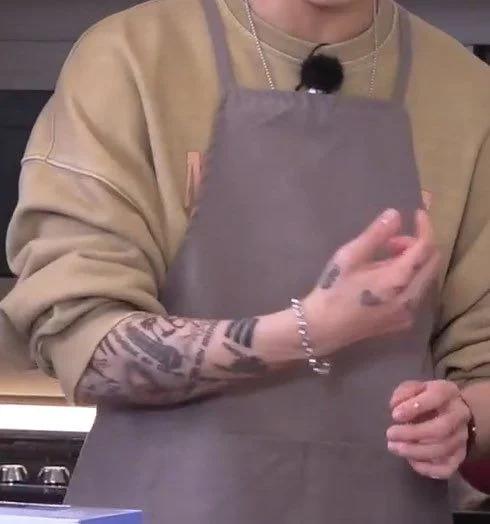 Jungkook bị chửi mắng vì lộ loạt hình xăm trong tập Run BTS mới nhất-3