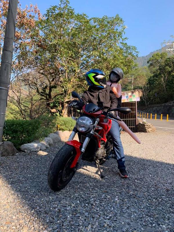 Chàng trai đưa bạn gái trong tình trạng khỏa thân đi phượt, diện kiến nhan sắc thật còn sốc hơn-1