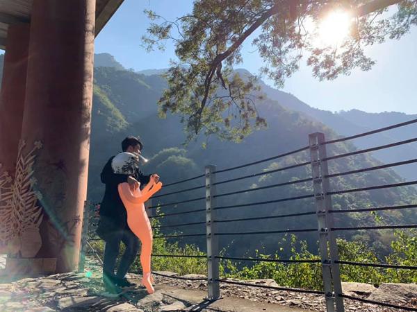 Chàng trai đưa bạn gái trong tình trạng khỏa thân đi phượt, diện kiến nhan sắc thật còn sốc hơn-2