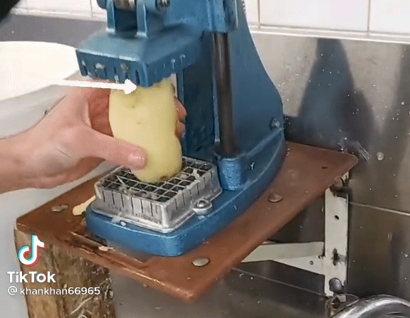 Thích thú với cách thái khoai tây của nhà hàng, bảo sao lại có thể chiên khoai trong nháy mắt-1