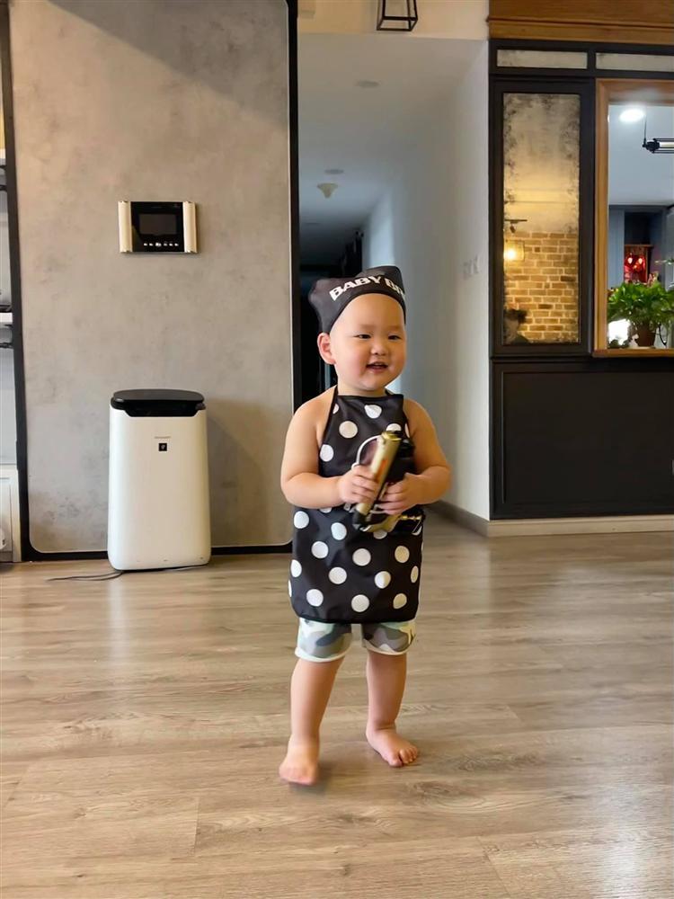 Xỉu up xỉu down với hình ảnh con trai Trà My Idol hóa đầu bếp nhí-5