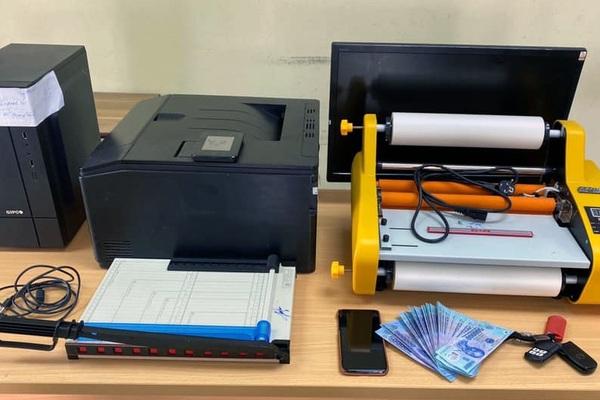 Hai thanh niên ném tảng đá lớn xuống mặt nước đang đóng băng toàn bộ và cái kết khó hiểu-3