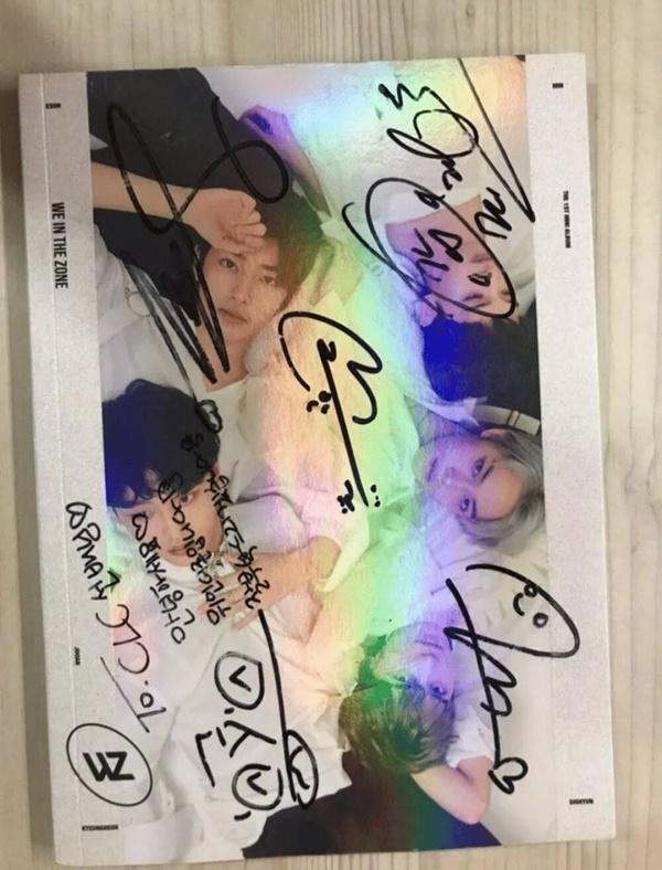 Thực hư chuyện loạt album đồng nghiệp kí tặng CLC được rao bán trên mạng-3