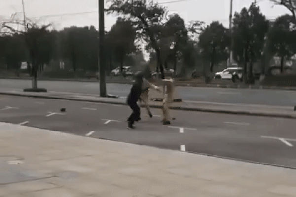 Clip: Chạy xe tốc độ bát hương vàng, thanh niên vấp nắp cống lộn 3 vòng tử vong-1