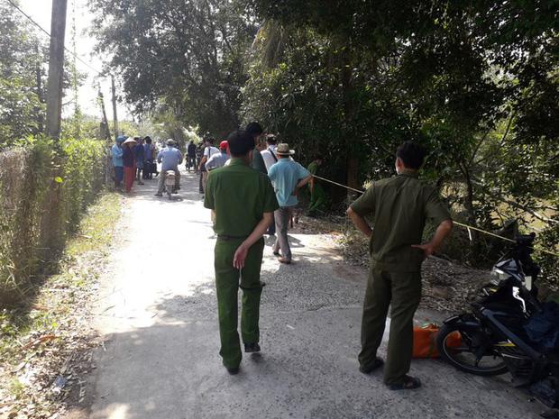 Phát hiện thi thể nam giới phân hủy trôi dưới kênh, hai tay bị quấn vải-1