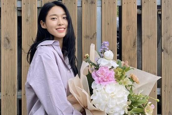 Seolhyun trở lại sau vụ scandal bắt nạt chấn động, Taeyeon nhắn chào mừng