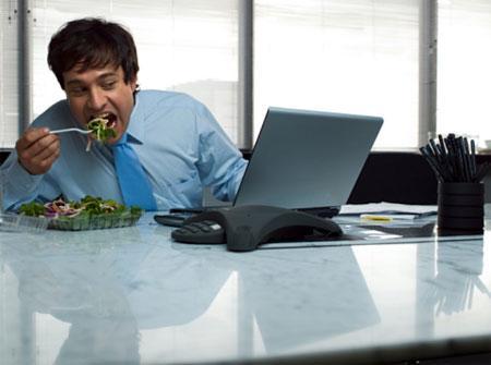 Những kiểu ăn uống độc hại mà dân văn phòng ai cũng mắc phải khi đi làm-3