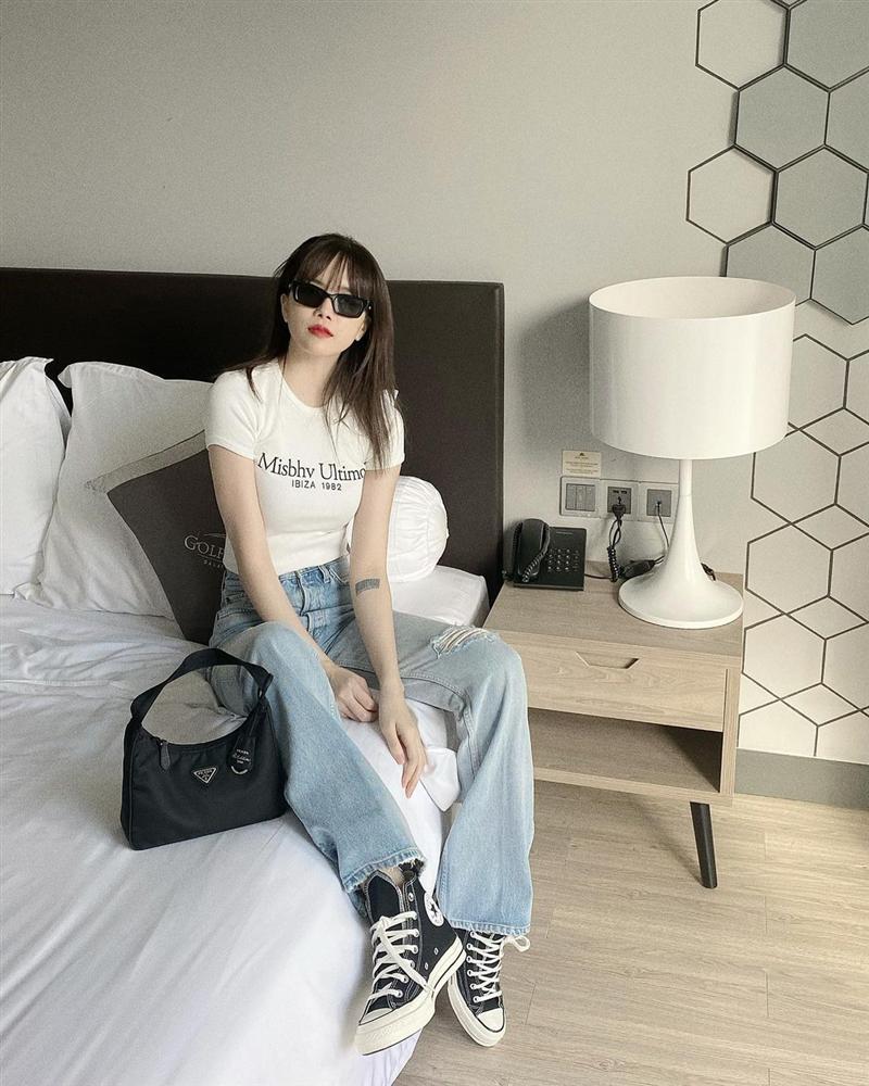 Thiều Bảo Trâm cũng là một tín đồ của túi Prada-2