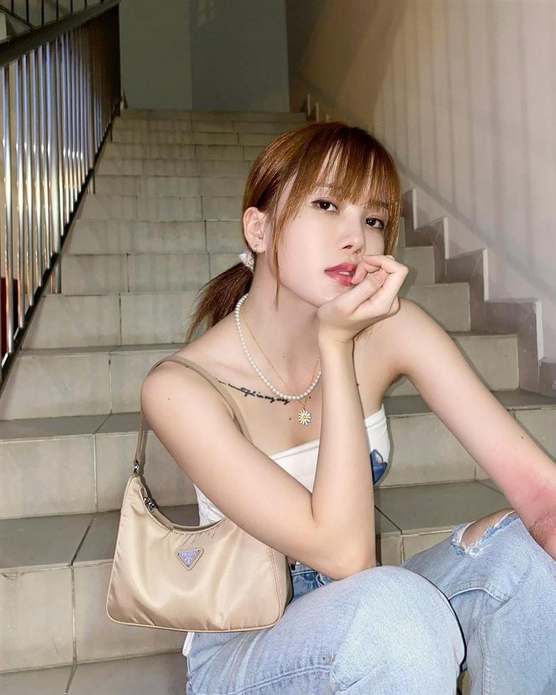 Thiều Bảo Trâm cũng là một tín đồ của túi Prada-4