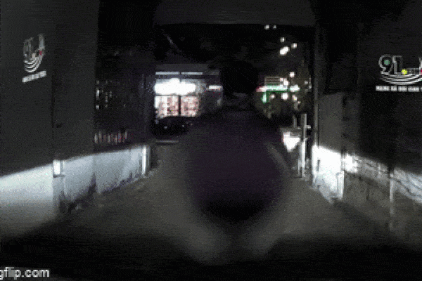 Clip: Vượt đèn đỏ đúng 3 giây, xe máy bị xe tải nghiền nát, tài xế lộn vòng dưới gầm đầy kinh hãi-3