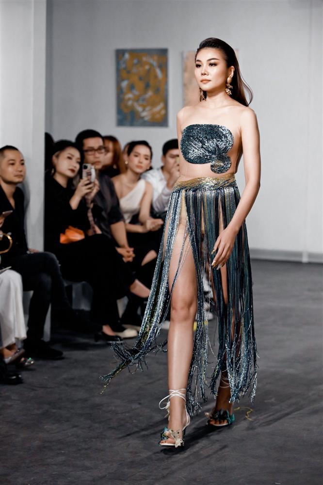 Hoàng Thùy - Ngọc Trinh - Hương Giang mê mẩn đầm tua rua hiểm hóc-6