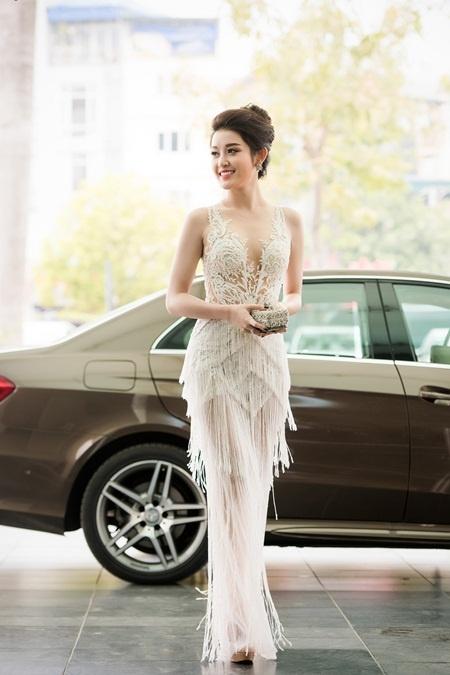 Hoàng Thùy - Ngọc Trinh - Hương Giang mê mẩn đầm tua rua hiểm hóc-15