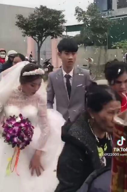 Xôn xao chú rể 2k3 buồn bã trong đám cưới vì bị ép lấy vợ 29 tuổi để gán nợ-1