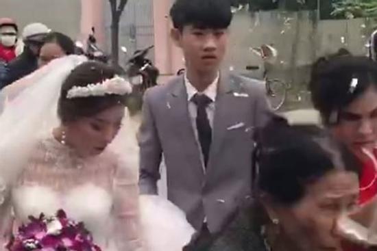 Xôn xao chú rể 2k3 buồn bã trong đám cưới vì bị ép lấy vợ 29 tuổi để gán nợ