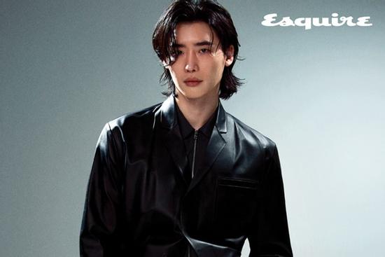 Lee Jong Suk đối mặt áp lực tâm lý ngày trở lại