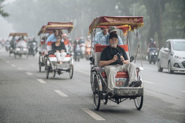 Hà Nội 14 độ C nhưng nắng ấm xa dần, chỉ thấy toàn sương với mù mà thôi-1