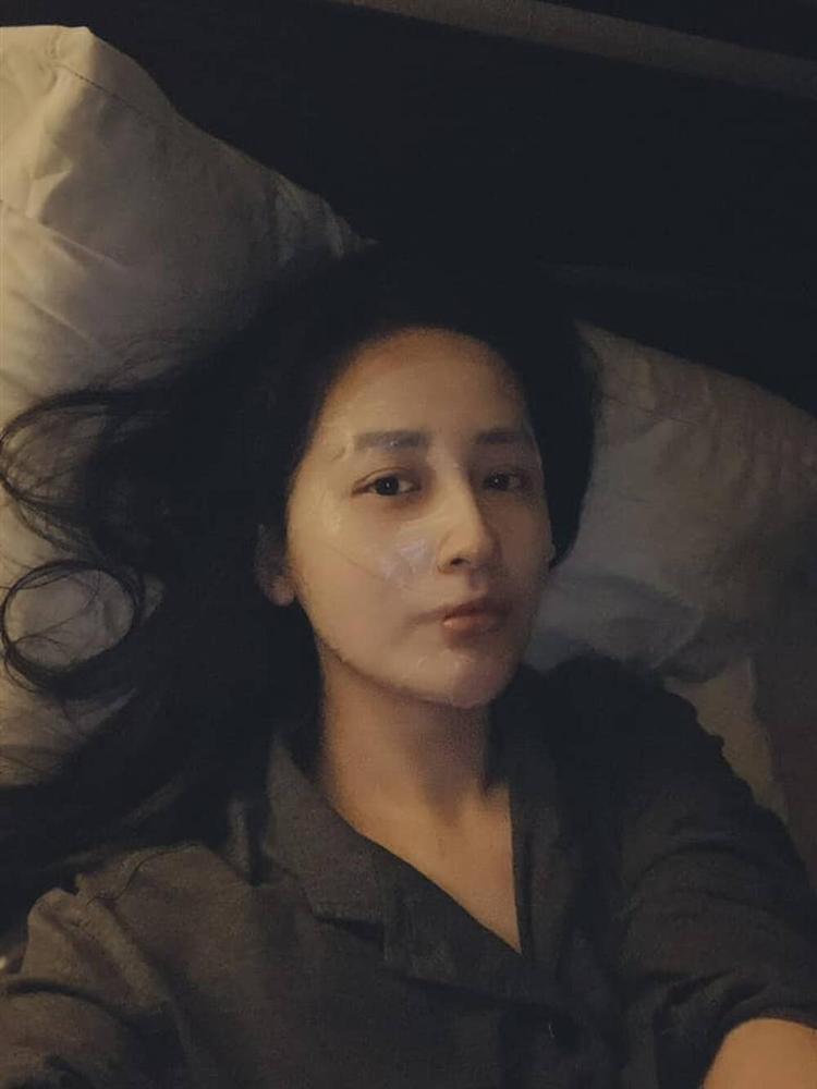 Đăng ảnh than mất ngủ, Mai Phương Thuý khiến ai cũng bất ngờ vì mặt mộc quá xinh đẹp-4